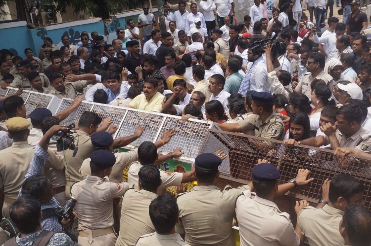 ଅଘୋଷିତ ବିଦ୍ୟୁତ କାଟ୍ ଓ ଅହେତୁକ ବିଦ୍ୟୁତ ଦେୟ ବୃଦ୍ଧି ପ୍ରତିବାଦରେ ରାଜ୍ୟ କଂଗ୍ରେସର ଗ୍ରୀଡ଼୍‌କୋ କାର୍ଯ୍ୟାଳୟ ଠାରେ ବିକ୍ଷୋଭ