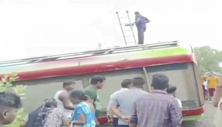 Bus carrying pilgrims from WB overturns in Bhadrak, 25 injured