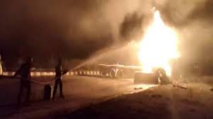 ଟ୍ରକ ଜାଳିଦେଲେ ଉତ୍ତ୍ୟକ୍ତ ଲୋକେ