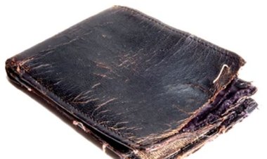 ଫଟା ପର୍ସ ରଖିଲେ କ’ଣ ହୁଏ ? ଜାଣନ୍ତୁ