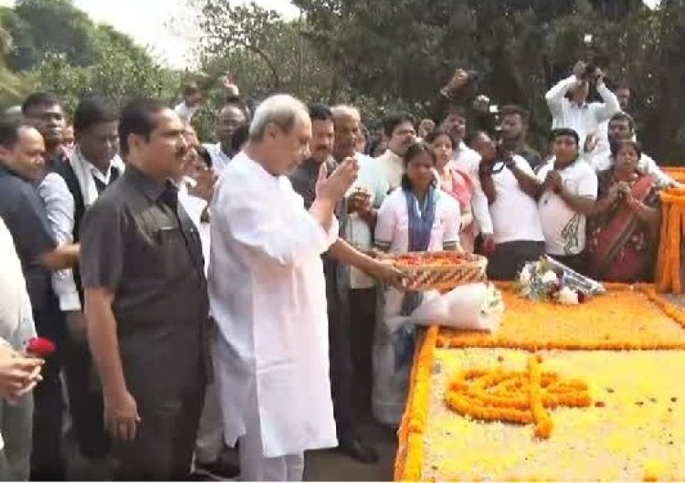 ବିଜୁ ବାବୁଙ୍କ ପ୍ରତିମୂର୍ତ୍ତିରେ ପୁଷ୍ପମାଲ୍ୟ ଅର୍ପଣ