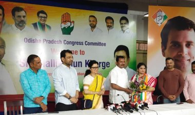 ପଦ୍ମ ଛାଡ଼ି ହାତ ଧରିଲେ ସୋନାଲି