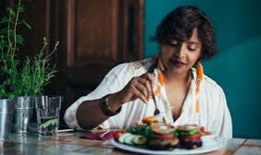 କେଉଁ ଦିଗକୁ ମୁଁହ କରି ଖାଇବା ଉଚିତ୍?