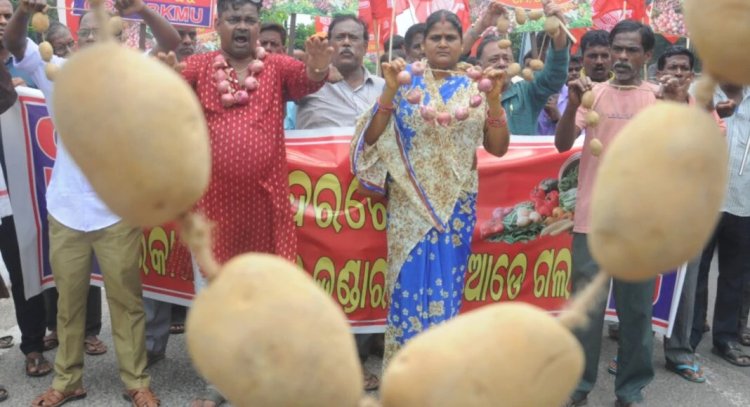 ନିତ୍ୟ ବ୍ୟବହାର୍ଯ୍ୟ ଜିନିଷର ଦର ବୃଦ୍ଧି ବିରୋଧରେ ସିପିଆଇ ଓ ବିକେଏମ୍‌ୟୁର ବିକ୍ଷୋଭ