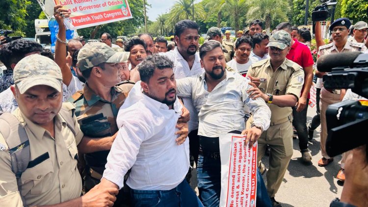 ରାଜ୍ୟପାଳଙ୍କ ପୁଅ ଏ.ଏସ.ଓ ବୈକୁଣ୍ଠ ପ୍ରଧାନଙ୍କୁ ମରଣାନ୍ତକ ଆକ୍ରମଣ ପ୍ରତିବାଦରେ