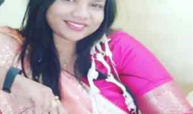 A female officer from the OAS (Odisha Administrative Service) was apprehended with Rs 5 lakh in allegedly illicitly obtained funds in Kalahandi.